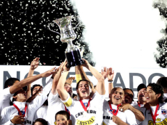 Gewohntes Bild. Colo Colo feiert die Meisterschaft - hier 2006 mit Suazo und Fernandez