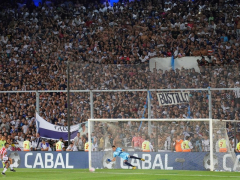 Elfmeterschießen beim Spiel Barracas Central - Quilmes im Estadio Presidente Peron, Dez. 2021