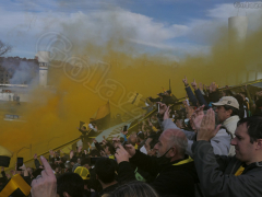 Rauch im Block der Comu-Fans in der Apertura 2022 gegen Dock Sud