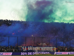 Tigre-Fans machen Stimmung beim Clásico gegen Platense im Estadio José Dellagiovanna, März 2022