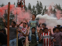 Alsina-Fans im Finale gegen Sportivo Baradero im Estadio Municipal Juan Casimiro Duarte, Dezember 2016