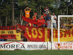 Fans von Sportivo Barracas gegen Sports Salto im Estadio Roberto Pérez, Colón, April 2016