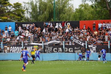 Fans von Defensores de Glew beim Spiel gegen FC Ezeiza im Estadio Lorenzo Arandilla von Adrogue im Februar 2024