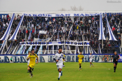 Blick übers Feld auf die Fankurve von Deportivo Merlo beim Spiel vs Comunicaciones im Estadio José Manuel Moreno