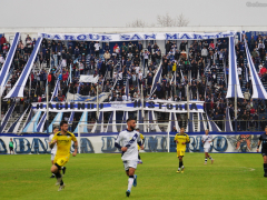 Blick übers Feld auf die Fankurve von Deportivo Merlo beim Spiel vs Comunicaciones im Estadio José Manuel Moreno