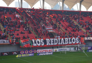 Blick auf die Fankurve mit den Rediablos im Estadio Bicentenario Nelson Oyarzún von Chillán im Mai 2024
