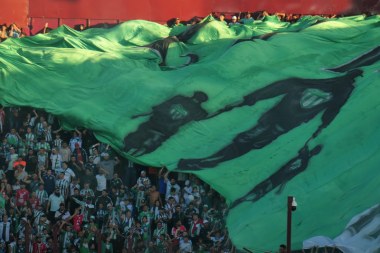 Blockfahnenauschnitt der Laferrere-Fans beim Pokal-Spiel gegen Independiente in Lanus im März 2024