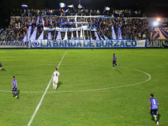 Blick auf eine der Fankurve des Estadio Francisco Boga beim Spiel von San Martín gegen Merlo im April 2024