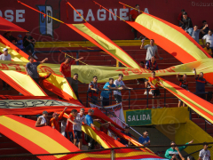 Wie immer viele Fahnen in der Kurve bei Deportivo Espanol hier am Ostermontag gegen Argentino Merlo, April 2022.