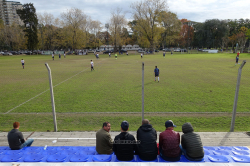 Zuschauer beim Spiel Náutico Hacoaj - Los Capaces im Sportpark Roberto Maliar, Tigre, Juni 2017