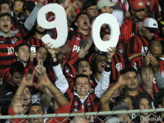 Fan zeigt die 90 zum Geburtstag von Atlético Paranaense beim Spiel gegen Vélez Sársfield im Estádio Vila Capanema