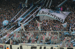 Racing-Fans erinnern die Rojos an den Abstieg mit Abstiegsgespenstkostümen beim Clásico, 2022
