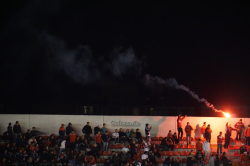 Bengalo bei Independiente - Arsenal in der Copa Sudamericana 2015