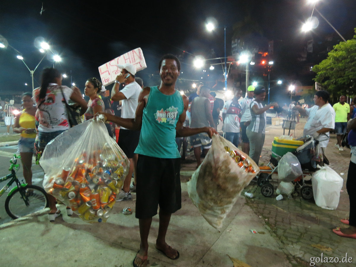 Dosensammler vor dem Estádio Fonte Nova nach dem Clássico Bahia - Vitória in Salvador am 23.03.2014
