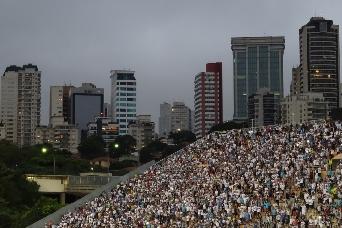 Santos-Fans beim Spiel gegen Água Santa im Estádio do Pacaembu von São Paulo; März 2016
